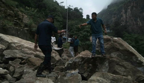 पहिरो खस्दा बेँसीसहर–चामे सडक अवरुद्ध