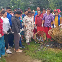 खेतमा जीवनाेपयोगी शिक्षा सिक्दै विद्यार्थी