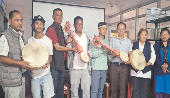 तामाङ समुदायको संस्कृति संरक्षण गर्न टुङ्ना र डम्फु हस्तान्तरण