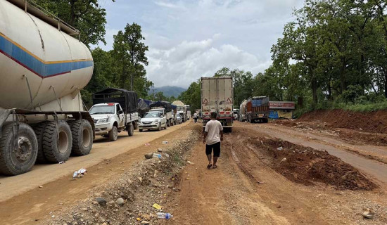 दुम्किवासको डाइभर्सन एकतर्फी, दाउन्नेमा गाडी फस्दा लामो जाम