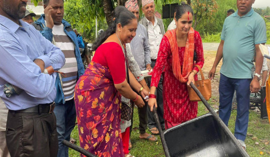 कृषि सामग्री ढुवानी गर्न किसानलाई ठेलागाडा सहयोग