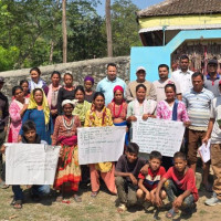 मलामी नपाउँदा घरमै आमाको शव कुर्दै प्रकाश