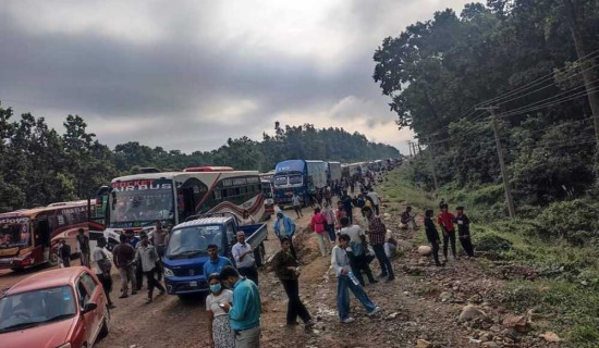 गिट्टी बालुवा हालेर दाउन्नेको सडक सहज बनाउने प्रयास