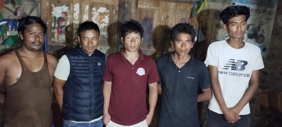रोशी खोलामा फसेका पाँच जनाको उद्धार