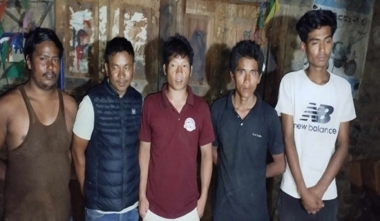 रोशी खोलामा फसेका पाँच जनाको उद्धार