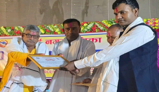 उत्कृष्ट छ  कर्मचारी सम्मानित