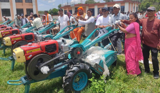 दुईसय २६ किसानलाई कृषिऔजार वितरण