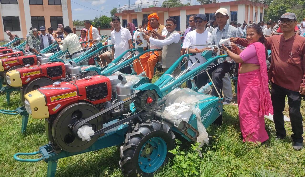 दुईसय २६ किसानलाई कृषिऔजार वितरण