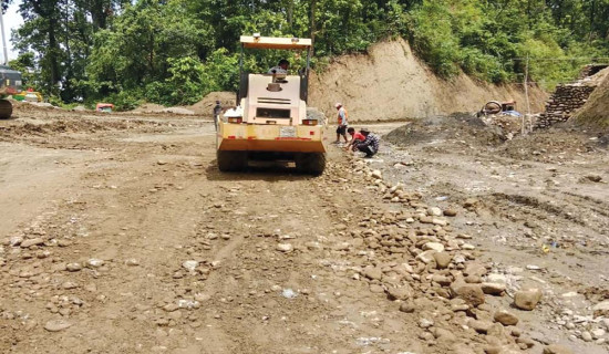 सडक मर्मतमा जुटे स्थानीय