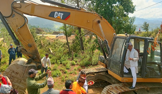 डडेल्धुराको डकलेमा बसपार्कको शिलान्यास