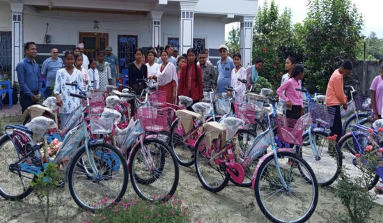 छात्रालाई प्रोत्साहन गर्न साइकल वितरण