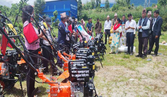 किसानलाई कृषि औजार वितरण