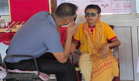 सँगिनी नाच ब्युताउँदै महिला