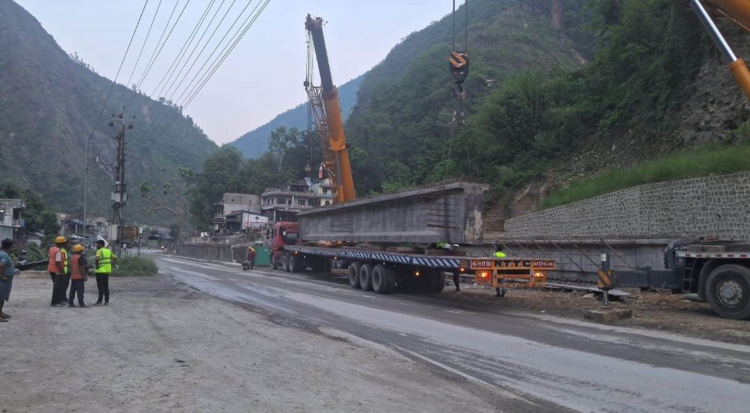 मुग्लिन–मलेखु सडक खण्डको पुलमा विम राखियो