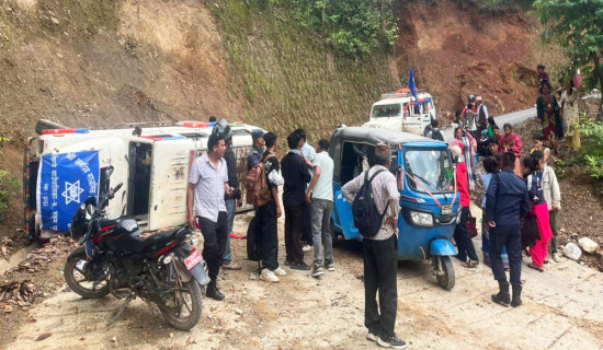 छुट्टाछुट्टै सवारी दुर्घटनामा १३ जना घाइते