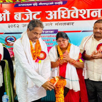 हाटबजार साँघुरिएपछि सडक तथा फुटपाथमा पसल राख्न बाध्य व्यापारी