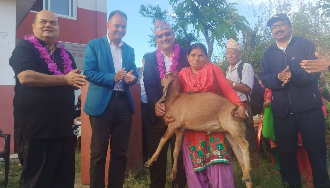 किसानलाई कृषि सामग्री वितरण