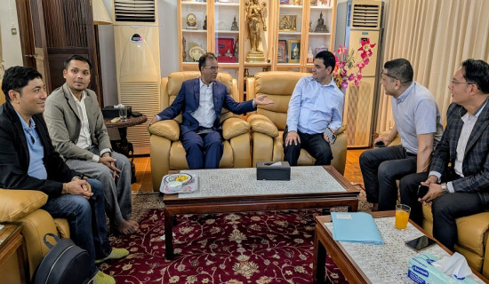 थाइल्याण्डका स्वास्थ्यकर्मी नेपालीसँग स्वास्थ्य मन्त्रीद्वारा सुझाव सङ्कलन