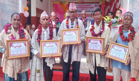 नगदसहित किसान सम्मानित