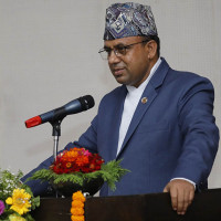 विद्यालयलाई सेनिटरी प्याडसहित डिस्पोजल मेसिन वितरण