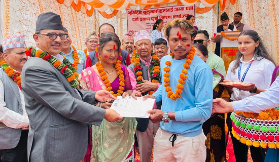 दाङका २३ भूमिहीन सुकुम्वासी परिवारले पाए लालपुर्जा