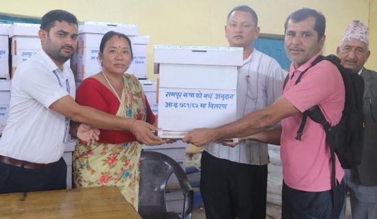 व्यवसाय प्रवर्धनका लागि कृषकलाई अनुदानमा मौरीघार