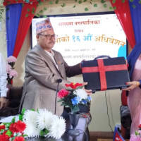 बाजा बजाउँदै विद्यार्थी
