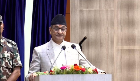 भीरमा झुण्डिएर सडक खन्दै नेपाली सेना