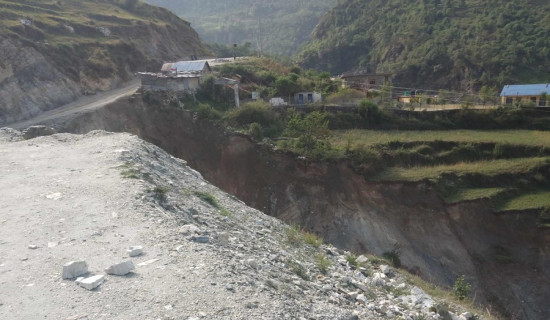बर्खा लागेसँगै बाजुरावासीलाई सडककै चिन्ता