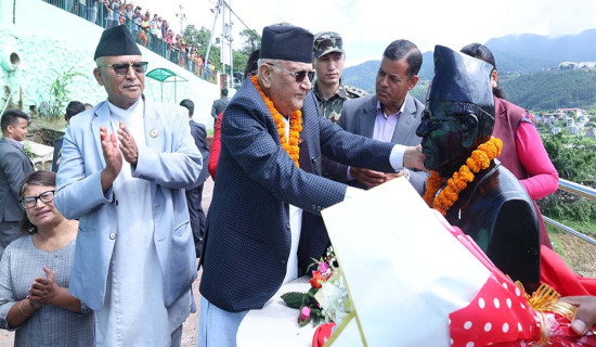 प्रधानमन्त्रीद्वारा अधिकारीको शालिक अनावरण