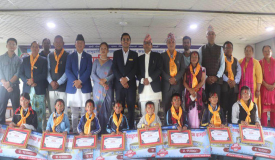 पौवादुङमाका उत्कृष्ट विद्यार्थी र विद्यालय पुरस्कृत