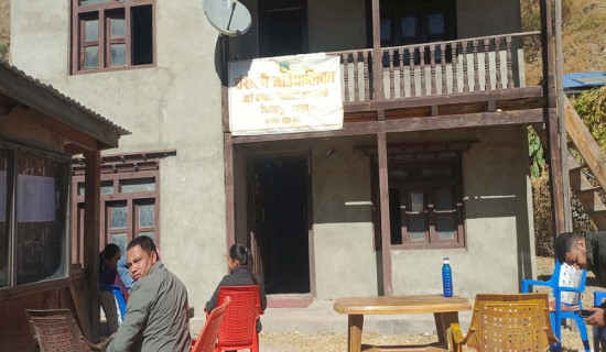 रुखमा चढेर फोन गर्नुपर्ने बाध्यता