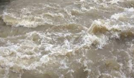 महाकालीमा पानीको बहाब बढ्यो, चारपाङ्ग्रे सवारीसाधन आवतजावतमा रोक