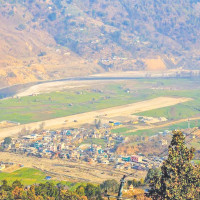 गमला र च्याउ बेचेर पढाइ खर्च जुटाउँदै