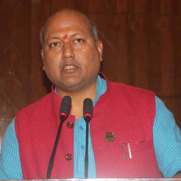 रुखमा चढेर फोन गर्नुपर्ने बाध्यता