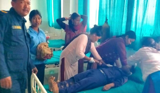 ट्याक्टर दुर्घटनामा विद्यार्थी घाइते