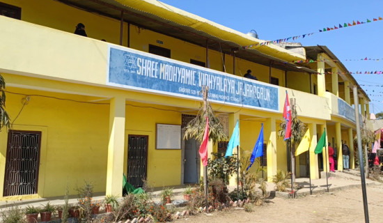 विपन्न परिवारका किशोरीलाई साइकल वितरण
