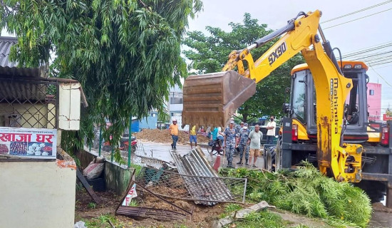 कोहलपुरमा पनि अवैध संरचना भत्काइँदै