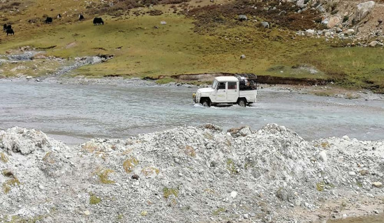 बहाब बढेपछि यातायात बन्द