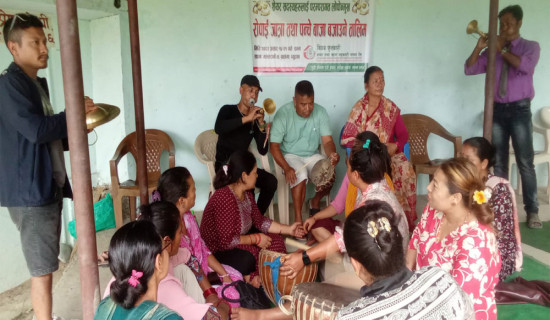 संस्कृति जोगाउन आफैँ बाजा बजाउन सिक्दै