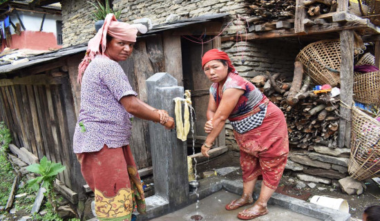 निस्कोटका घरआँगनमा धारा