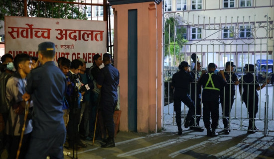 वहुमत न्यायाधीश रिट खारेजीको पक्षमा, संवैधानिक पदाधिकारीको पद जोगियो