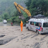 ट्रक दुर्घटना हुँदा चालक र सहचालक घाइते