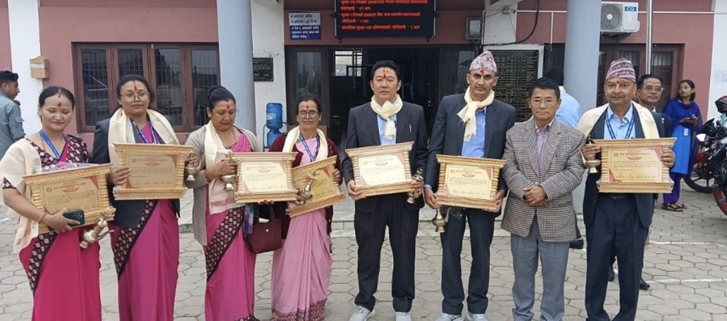 उत्कृष्ट सेवा गरेका शिक्षक सम्मानित