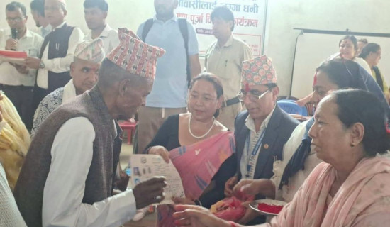 धमाधम लालपुर्जा वितरण गर्दै आयोग