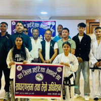 सिलाएर कपडा लगाउने घट्दै, पेसा सङ्कटमा