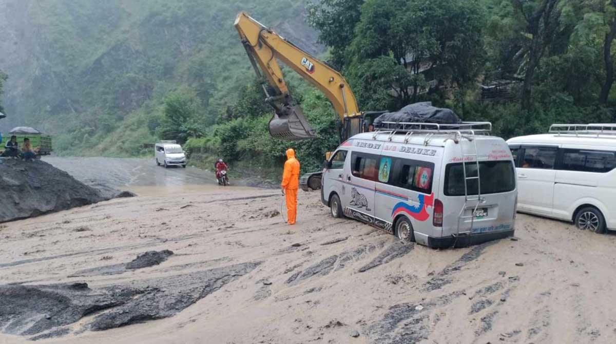 राजमार्ग अपडेटः सातवटा सडक पूर्ण रूपमा अवरुद्ध