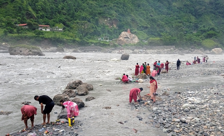 हरिशयनी एकादशीका अवसरमा कालीगण्डकी नदीमा स्नान गर्नेको भीड