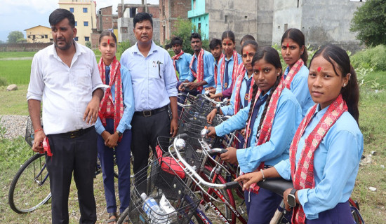 एसइई उत्तीर्ण १२९ विद्यार्थीलाई गाउँपालिकाद्वारा साइकल उपहार