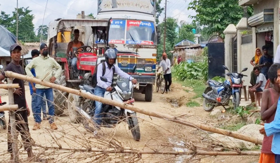सडक निर्माणको माग गर्दै चक्काजाम